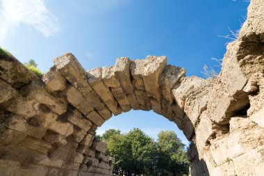 Crypt, Yunanistan 'ın Mora kentindeki Olympia Stadyumu' na çıkan bir tünel. 