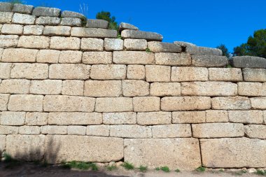 Antik Miken'de Atreus Hazinesi veya Agamemnon Türbesi'nin siklope duvarı, düzensiz şekil ve geçit büyüklüğünde büyük taşların kullanımı ile karakterizedir. 