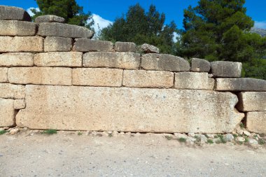 Antik Miken'de Atreus Hazinesi veya Agamemnon Türbesi'nin siklope duvarı, düzensiz şekil ve geçit büyüklüğünde büyük taşların kullanımı ile karakterizedir. 