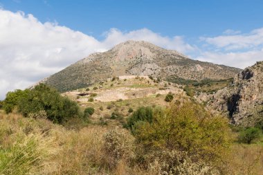 Eski Mycenae şehrinin uzak kalıntıları. Mycenae ve Tiryns 'in arkeolojik alanları UNESCO' nun Dünya Mirasları Listesine yazılmıştır.