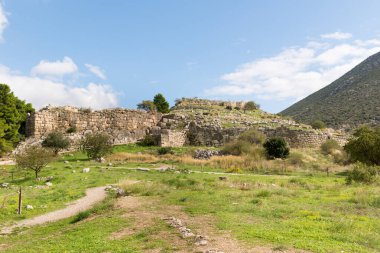 Eski Mycenae şehrinin uzak kalıntıları. Mycenae ve Tiryns 'in arkeolojik alanları UNESCO' nun Dünya Mirasları Listesine yazılmıştır.