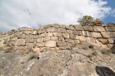 Miken Yunanistan arkeolojik sahasında tipik bir siklopedi duvar. Mycenae ve Tiryns 'in arkeolojik alanları UNESCO' nun Dünya Mirasları Listesine yazılmıştır.