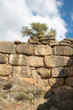 Miken Yunanistan arkeolojik sahasında tipik bir siklopedi duvar. Mycenae ve Tiryns 'in arkeolojik alanları UNESCO' nun Dünya Mirasları Listesine yazılmıştır.