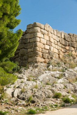 Miken Yunanistan arkeolojik sahasında tipik bir siklopedi duvar. Mycenae ve Tiryns 'in arkeolojik alanları UNESCO' nun Dünya Mirasları Listesine yazılmıştır.