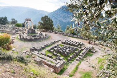 Delphi arkeolojik alanı UNESCO 'nun Dünya Mirasları Listesine yazılmıştır. Thololar.