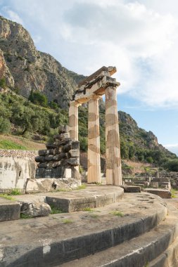 Delphi arkeolojik alanı UNESCO 'nun Dünya Mirasları Listesine yazılmıştır. Thololar.