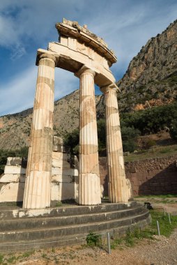 Delphi arkeolojik alanı UNESCO 'nun Dünya Mirasları Listesine yazılmıştır. Thololar.