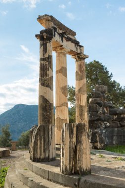 Delphi arkeolojik alanı UNESCO 'nun Dünya Mirasları Listesine yazılmıştır. Thololar.