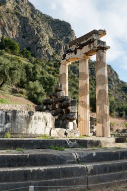 Delphi arkeolojik alanı UNESCO 'nun Dünya Mirasları Listesine yazılmıştır. Thololar.