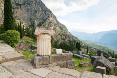 Delphi arkeolojik alanı UNESCO 'nun Dünya Mirasları Listesine yazılmıştır. Önplandaki Ayrıntılı Yunan sütunu