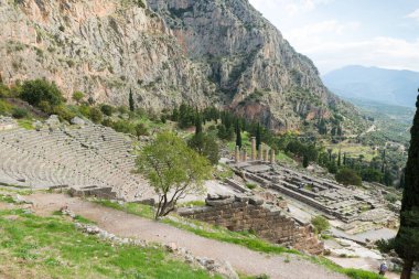 Delphi arkeolojik alanı UNESCO.View 'un Dünya Mirasları Listesine dağlarla birlikte amfitiyatroya yazılmıştır.
