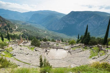 Delphi arkeolojik alanı UNESCO.View 'un Dünya Mirasları Listesine dağlarla birlikte amfitiyatroya yazılmıştır.
