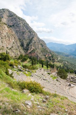 Delphi arkeolojik alanı UNESCO.View 'un Dünya Mirasları Listesine dağlarla birlikte amfitiyatroya yazılmıştır.