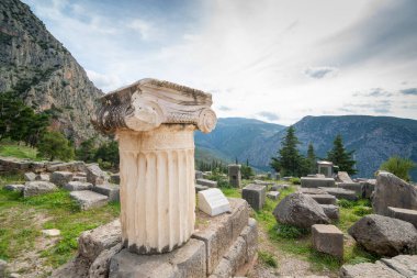 Delphi arkeolojik alanı UNESCO 'nun Dünya Mirasları Listesine yazılmıştır. Önplandaki Ayrıntılı Yunan sütunu