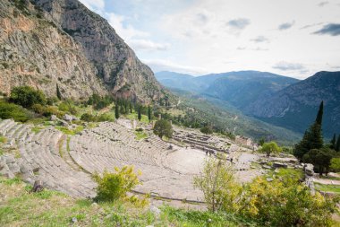 Delphi arkeolojik alanı UNESCO.View 'un Dünya Mirasları Listesine dağlarla birlikte amfitiyatroya yazılmıştır.