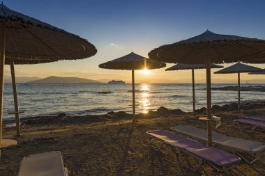 Gün batımında kalabalık olmayan sahil