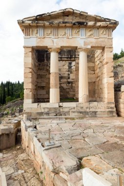 Delphi arkeolojik alanı UNESCO 'nun Dünya Mirasları Listesine yazılmıştır. Atina Hazinesi