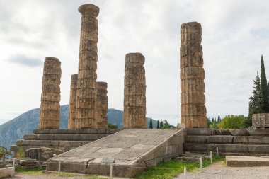 Delphi arkeolojik alanı UNESCO 'nun Dünya Mirasları Listesine yazılmıştır. Apollo Tapınağı 'nın kalıntıları