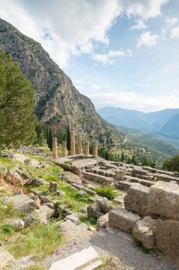 Delphi arkeolojik alanı UNESCO 'nun Dünya Mirasları Listesine yazılmıştır. Apollo Tapınağı 'nın kalıntıları