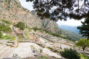 Delphi arkeolojik alanı UNESCO 'nun Dünya Mirasları Listesine yazılmıştır. Apollo Tapınağı