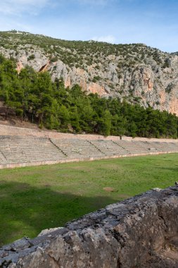 Delphi arkeolojik alanı UNESCO 'nun Dünya Mirasları Listesine yazılmıştır. Dağın tepesindeki stadyum.