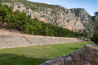 Delphi arkeolojik alanı UNESCO 'nun Dünya Mirasları Listesine yazılmıştır. Dağın tepesindeki stadyum.