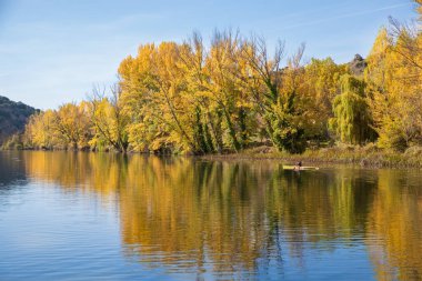 Douro nehrinin kıyısında sonbahar manzarası