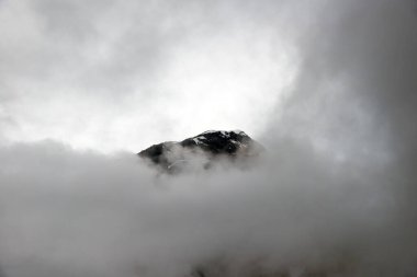 Gelin buzulunu çevreleyen dağların zirveleri sisle kaplıydı.