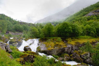 Erimiş buzdan Briksdalsbreen Buzulu 'na giden dağ nehri. Norveç