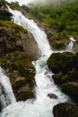 Erimiş buzdan Briksdalsbreen Buzulu 'na giden dağ nehri. Norveç