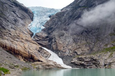 Briksdalsbreen, Jostedalsbreen buzulunun en bilinen kollarından biridir. Ta ki