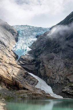 Briksdalsbreen, Jostedalsbreen buzulunun en bilinen kollarından biridir. Ta ki
