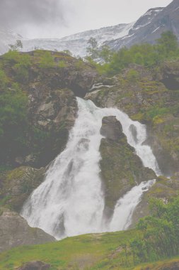 Erimiş buzdan Briksdalsbreen Buzulu 'na giden dağ nehri. Norveç