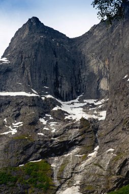 Trol Duvarı (Trollveggen) Norveç 'in batı kıyısındaki Trolltindene Dağı' nın bir parçasıdır. Troll Duvarı, Avrupa 'daki en yüksek dikey kaya yüzeyi. Üssünden en yüksek noktasına yaklaşık 1100 metre uzaklıkta.