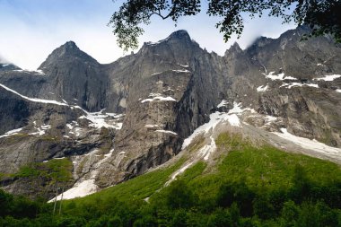 Trol Duvarı (Trollveggen) Norveç 'in batı kıyısındaki Trolltindene Dağı' nın bir parçasıdır. Troll Duvarı, Avrupa 'daki en yüksek dikey kaya yüzeyi. Üssünden en yüksek noktasına yaklaşık 1100 metre uzaklıkta.