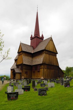 RINGEBU, NORWAY- 6 Haziran 2017: 1220 civarında inşa edilen Ringebu 'daki stave kilisesi, hayatta kalan 30' dan az kiliseden biridir ve en büyük kiliselerden biridir..