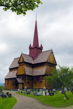 1220 yılı civarında inşa edilen Ringebu 'daki stave kilisesi, hayatta kalan 30' dan az kiliseden biridir ve en büyük kiliselerden biridir..