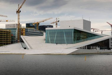 OSLO, NORway - 7 Haziran 2017 Oslo Opera Binası. Bina Oslo şehir merkezindeki Bjorvika mahallesinde, Oslofjord 'un başında yer almaktadır.