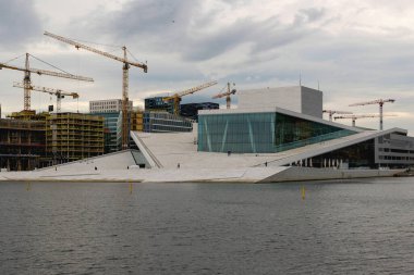 OSLO, NORway - 7 Haziran 2017 Oslo Opera Binası. Bina Oslo şehir merkezindeki Bjorvika mahallesinde, Oslofjord 'un başında yer almaktadır.