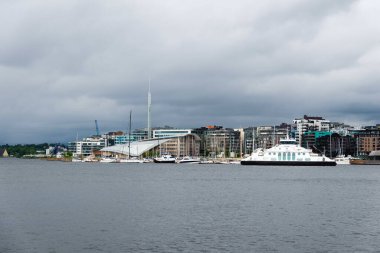 OSLO, NORway - 8 Haziran 2017: Oslo Fjord 'da görülen Astrup Fearnley Modern Sanat Müzesi