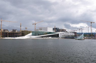 OSLO, NORway - 8 Haziran 2017 Oslo Opera Binası. Bina Oslo şehir merkezindeki Bjorvika mahallesinde, Oslofjord 'un başında yer almaktadır.
