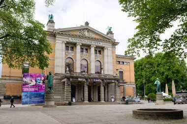 OSLO, NORway - 8 Haziran 2017: Oslo 'daki Ulusal Tiyatro, Norveç' in dramatik sanatlar için en büyük ve en göze çarpan mekanlarından biridir..