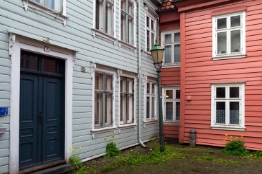 BERGEN, NORway - 2 Haziran 2017: Şehrin tarihi merkezinde tipik ahşap evler