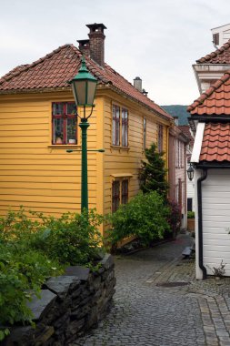 BERGEN, NORway - 2 Haziran 2017: Şehrin tarihi merkezinde tipik ahşap evler