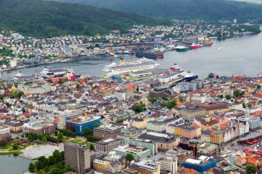 Tvindefossen (ayrıca Tvinnefossen olarak da bilinir), Norveç 'in Voss kenti yakınlarında yer alan bir şelaledir. Voss 'tan Flm yoluna 12 km uzaklıktadır..