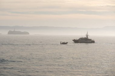 SANTANDER, SPAIN - 26 HAZİRAN 2016: Biscay Körfezi 'nde devriye botu, Santander kıyısı açıklarında
