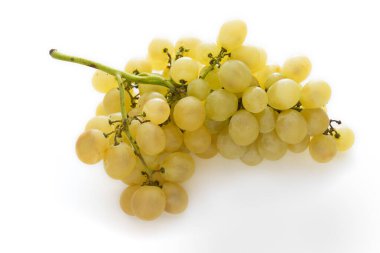 Beyaz arkaplanda izole edilmiş yeşil üzümler