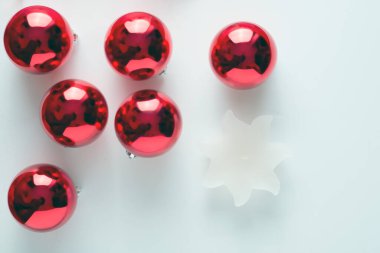 Beyaz arkaplanda kırmızı toplar ve beyaz mum