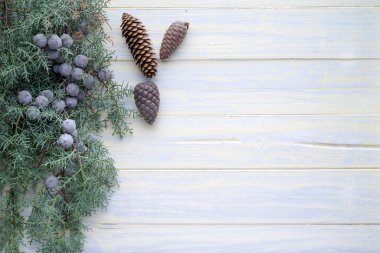 Beyaz boyalı ahşap dallarla süslenmiş Noel arkaplanı