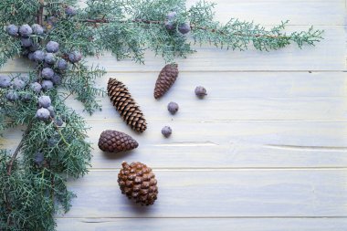 Beyaz boyalı ahşap dallarla süslenmiş Noel arkaplanı